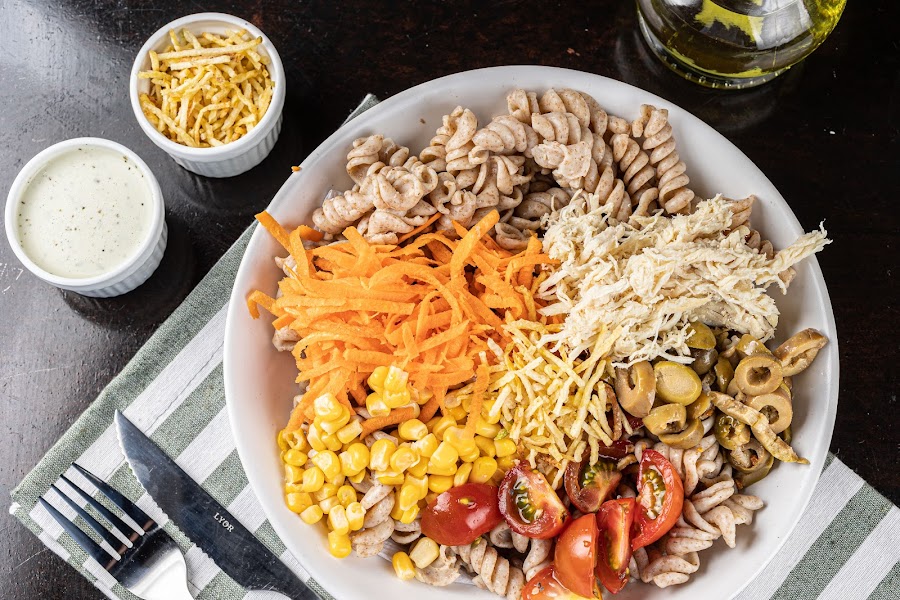  <b>Salada Leme</b> <br/>Ingredientes: Macarrão integral, cenoura ralada, milho, tomate cereja, azeitona, batata palha, frango desfiado, molho caseiro. [+R$ 30,60]
