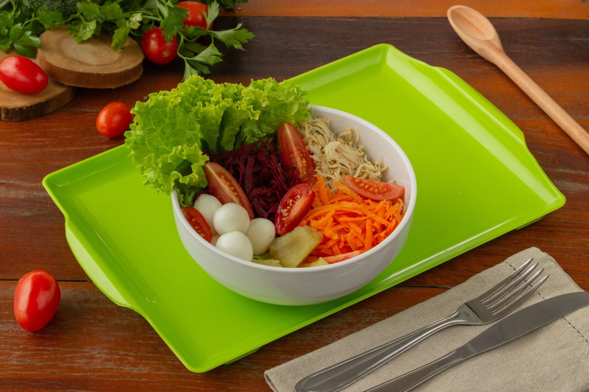  <b>Salada Arpoador</b> <br/>Ingredientes: Mix de folhas, macarrão integral, frango desfiado, ovo de codorna,  tomate cereja, cenoura ralada, beterraba ralada, molho pesto. [+R$ 30,60]