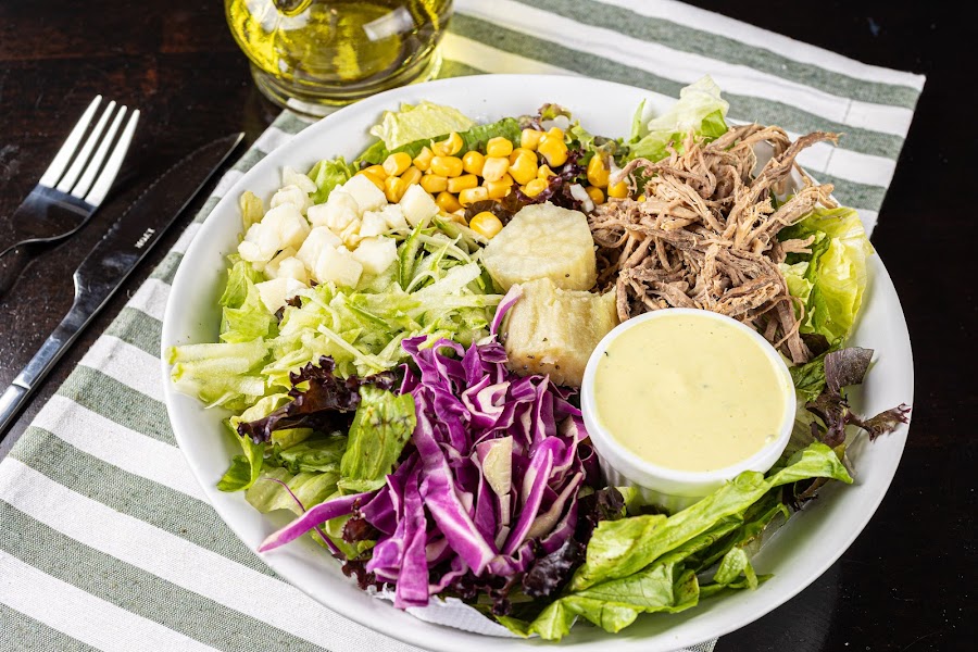  <b>Salada Joatinga</b> <br/>Ingredientes: Alface americano, alface roxo, rosbife desfiado, milho verde, palmito, abobrinha ralada, repolho roxo, batata doce e molho de mostarda e mel. [+R$ 30,60]