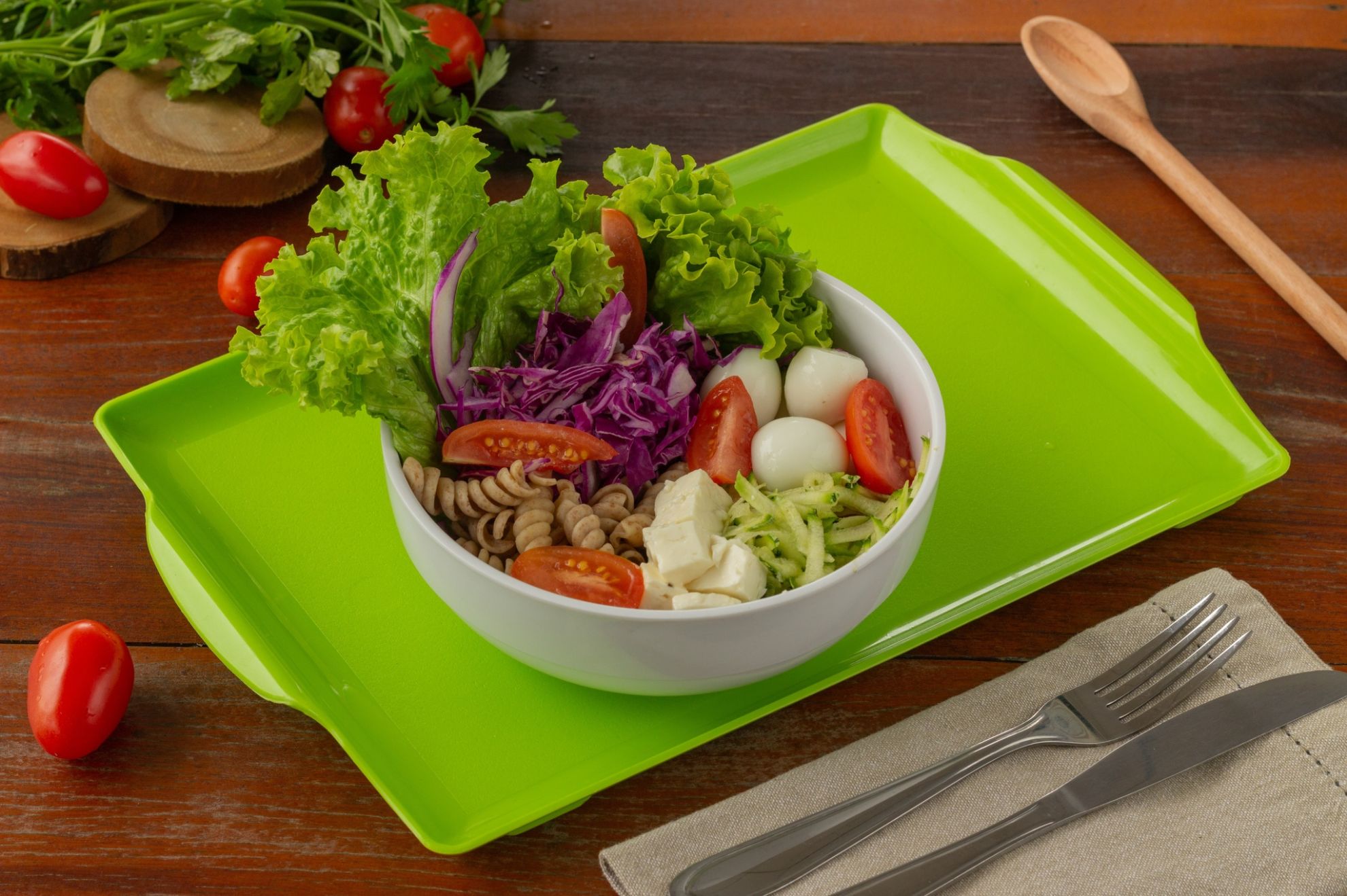  <b>Salada Vegetariana</b> <br/>Ingredientes: Alface americano, alface roxo, macarrão integral, Ovo de codorna, repolho roxo, abobrinha ralada, queijo minas, tomate cereja, molho caseiro. [+R$ 30,60]