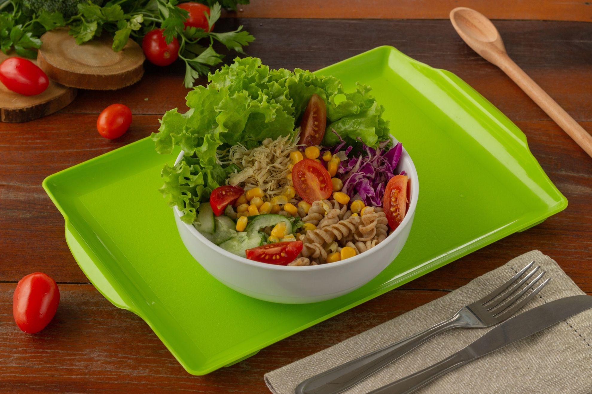  <b>Salada Ipanema</b> <br/>Ingredientes: Alface americano, alface roxo, macarrão integral, frango desfiado, tomate cereja, repolho roxo, pepino, queijo parmesão, milho, olho caseiro [+R$ 30,60]
