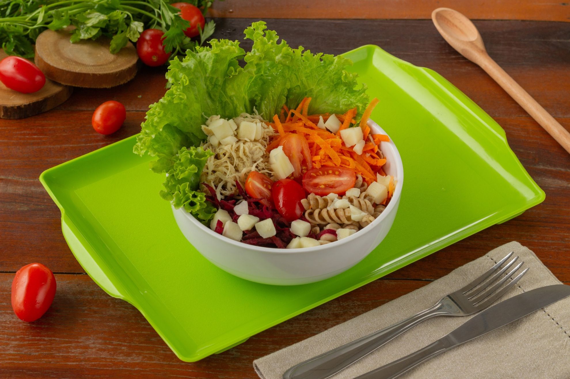  <b>Salada Barra da Tijuca</b> <br/>Ingredientes: Alface americano, Alface roxo, Macarrão integral, Cenoura ralada, Beterraba ralada, Frango desfiado, Palmito, Tomate cereja, Molho Caesar. [+R$ 30,60]