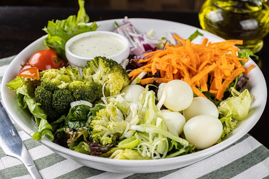  <b>Salada Recreio</b> <br/>Ingredientes: Mix de folhas, ovo de codorna, Tomate cereja, cebola roxa, alho poró, brócolis americano, cenoura ralada e molho caseiro. [+R$ 30,60]