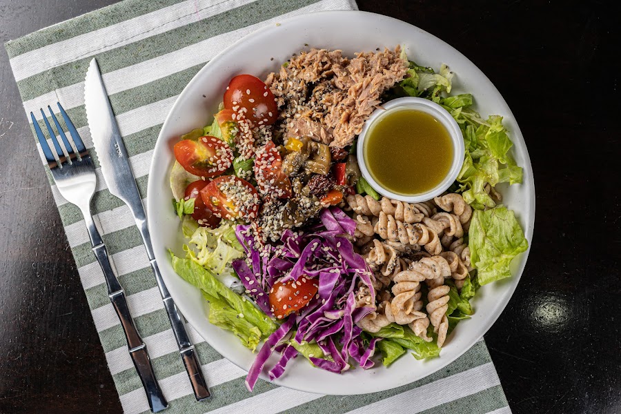  <b>Salada Botafogo</b> <br/>Ingredientes: Alface americano, macarrão integral, atum em pedaços, berinjela temperada, repolho roxo, tomate cereja, chia, gergilim, molho pesto. [+R$ 30,60]