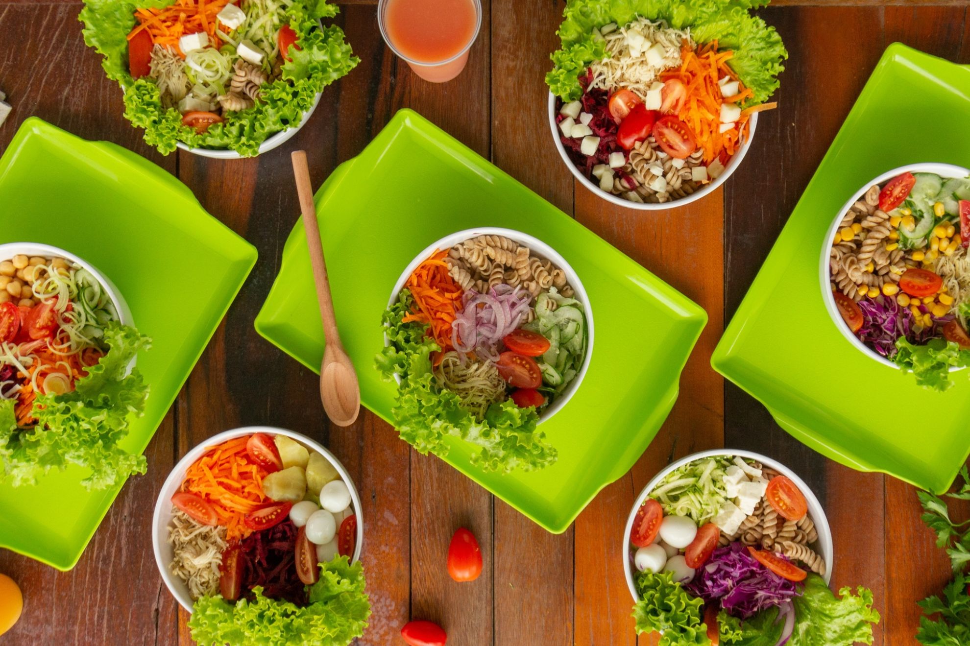  <b>Salada Flamengo</b> <br/>Ingredientes: Mix de folhas, macarrão integral, kani, cenoura ralada, pepino em rodelas, tomate seco, queijo parmesão e molho caseiro. [+R$ 30,60]