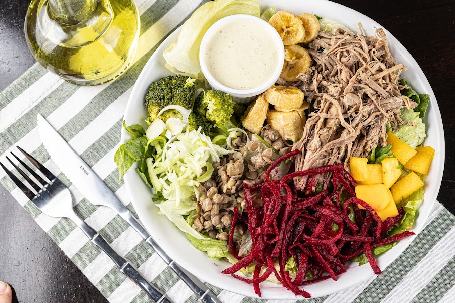  <b>Salada Búzios</b> <br/>Ingredientes: Alface americano, Rosbife desfiado, banana da terra, brócolis americano, beterraba ralada, manga, lentilha, alho poró e molho caesar. [+R$ 30,60]