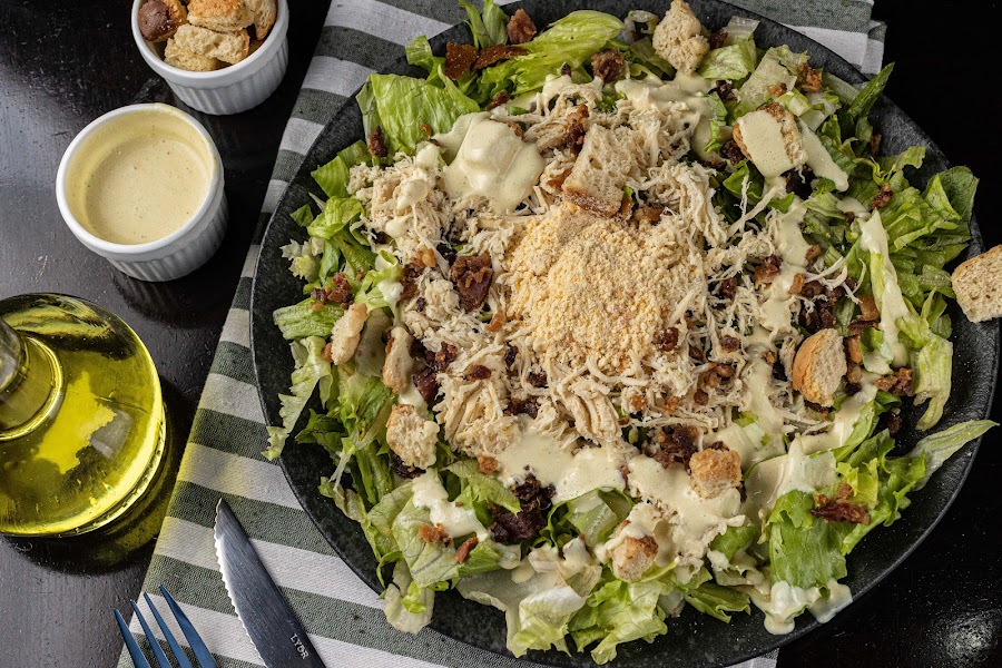  <b>Salada Caesar</b> <br/>Ingredientes: Alface americana, frango desfiado, croutons, queijo parmesão, bacon, molho caesar. [+R$ 30,60]